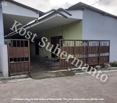 Teras Depan dan Area Parkir Motor Luas Kost Suhermanto 1